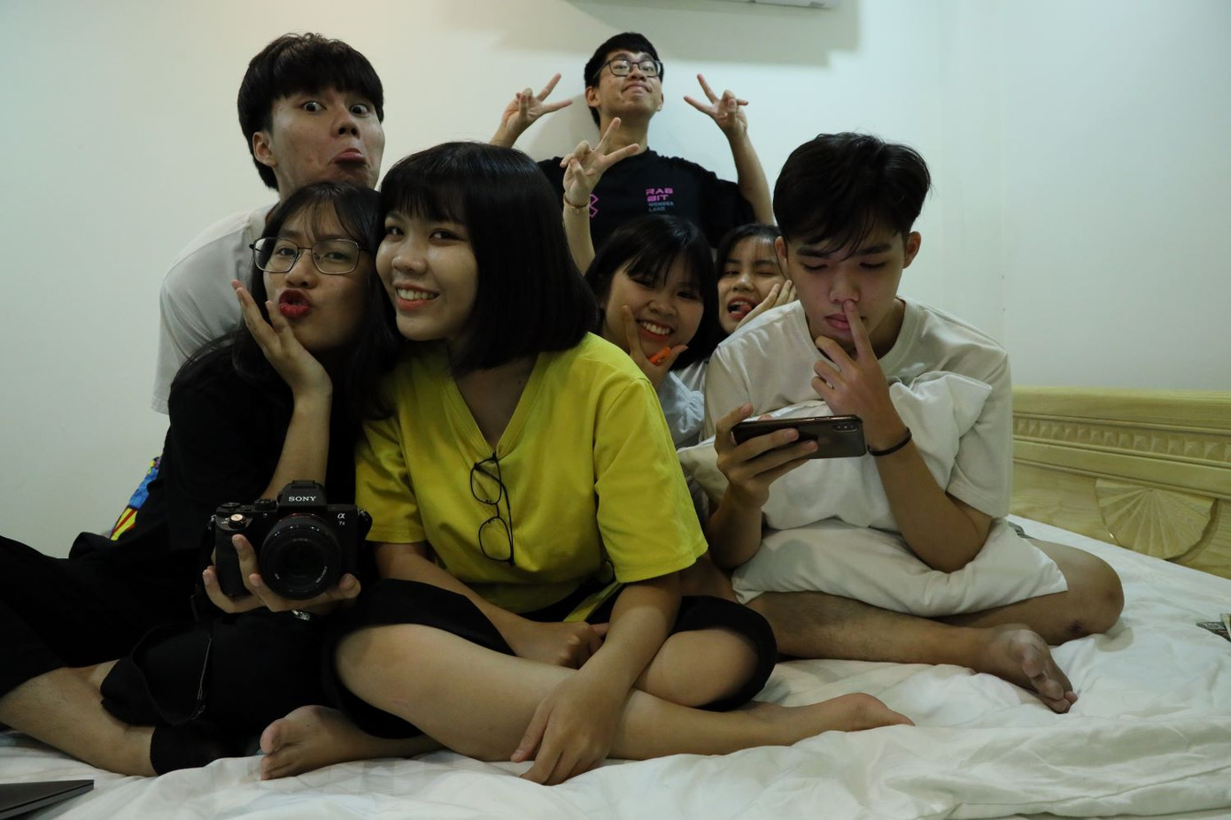 Một chiếc ảnh đầy đủ các thành viên của Humans of Tây Thạnh Học ở nhà vẫn vui trong mùa “Tết Cô Vy”: Xuất xưởng MV “cây nhà lá vườn” mặn-bổ-rẻ ảnh 1