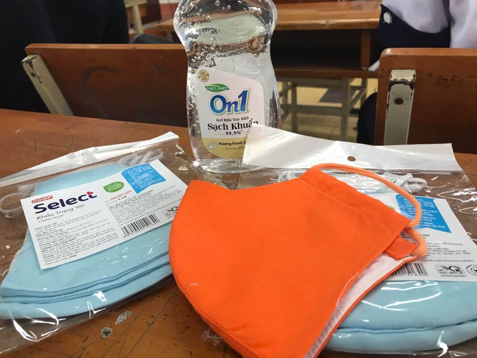 TP.HCM: Chia lịch học theo ca, xếp hàng cách 2m, học sinh đeo khẩu trang và đo thân nhiệt ảnh 11