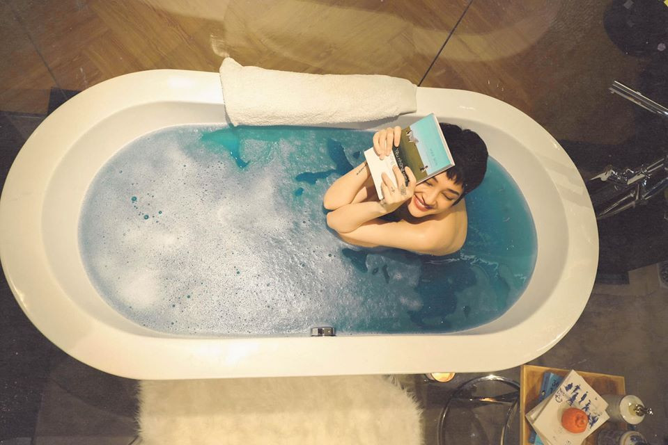 Bảo Anh khỏa thân trong bồn tắm ảnh 4