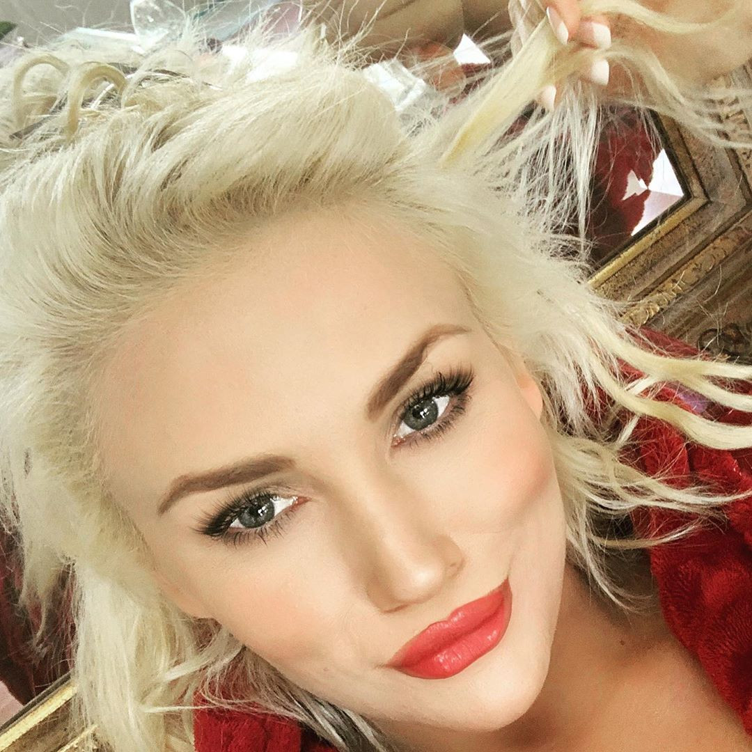 ‘Cô dâu 16 tuổi’ gây tranh cãi khi mặc đồ như đi ngủ ra ngoài giữa mùa dịch ảnh 4