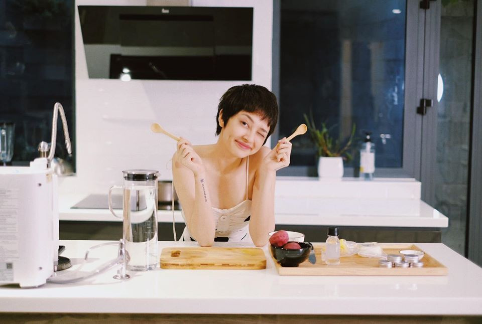 Bảo Anh chỉ cách làm son dưỡng môi 100% tự nhiên, đơn giản khi ở nhà cách ly ảnh 1