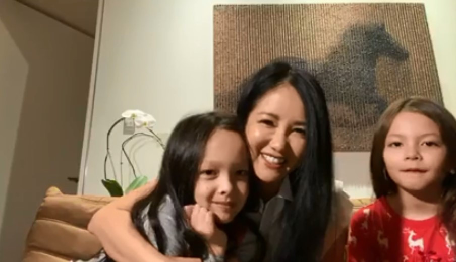 Livestream ở nhà, diva Hồng Nhung vô tình để lộ bạn trai ngoại quốc ảnh 1