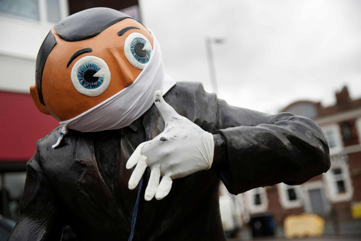 Vì sao loạt bức tượng khắp thế giới cũng đeo khẩu trang? ảnh 24