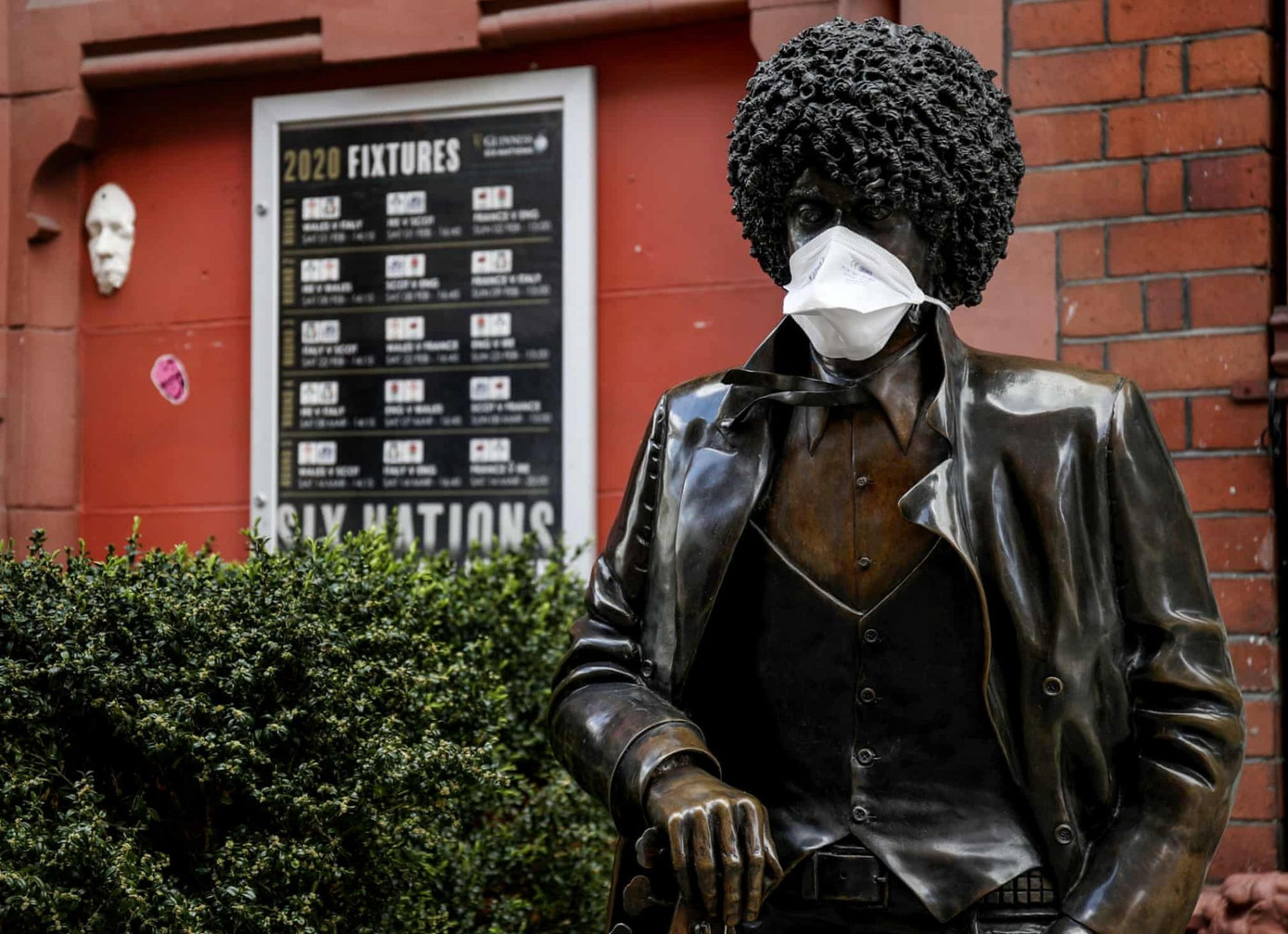 Vì sao loạt bức tượng khắp thế giới cũng đeo khẩu trang? ảnh 15