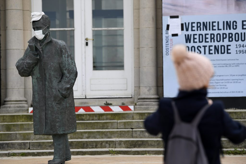 Vì sao loạt bức tượng khắp thế giới cũng đeo khẩu trang? ảnh 5