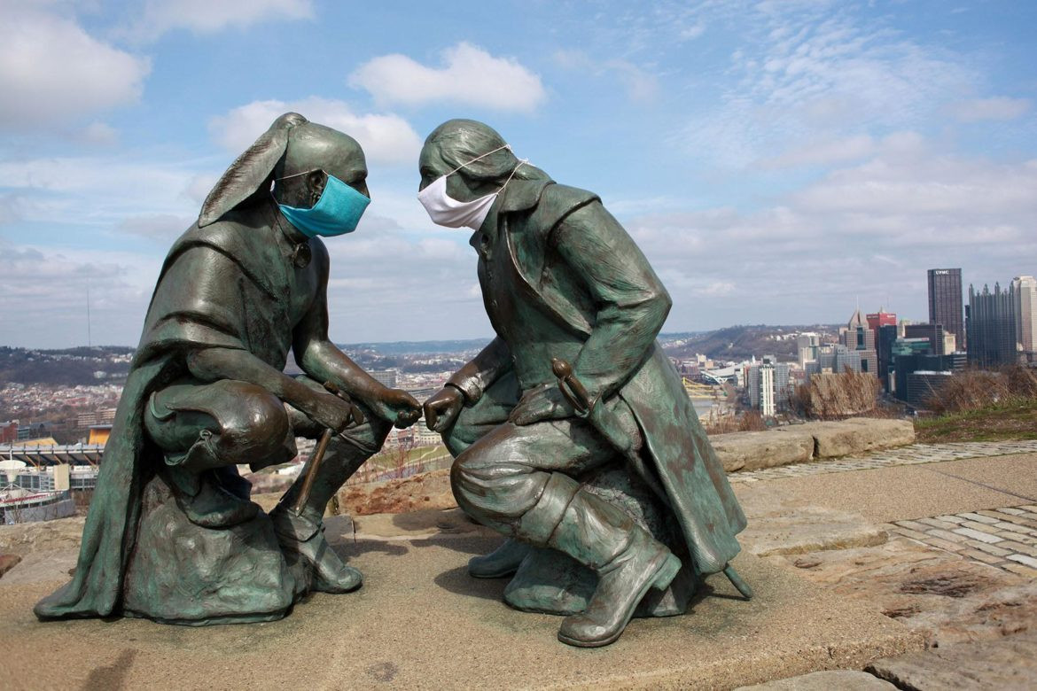 Vì sao loạt bức tượng khắp thế giới cũng đeo khẩu trang? ảnh 3