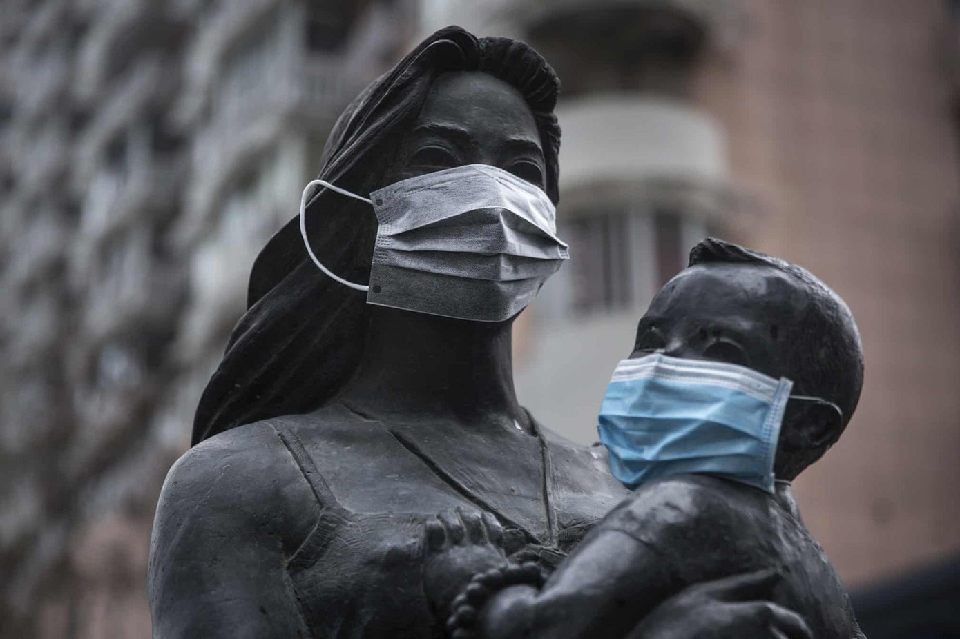 Vì sao loạt bức tượng khắp thế giới cũng đeo khẩu trang? ảnh 16