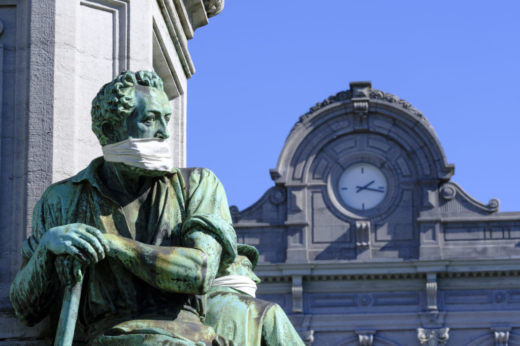 Vì sao loạt bức tượng khắp thế giới cũng đeo khẩu trang? ảnh 8