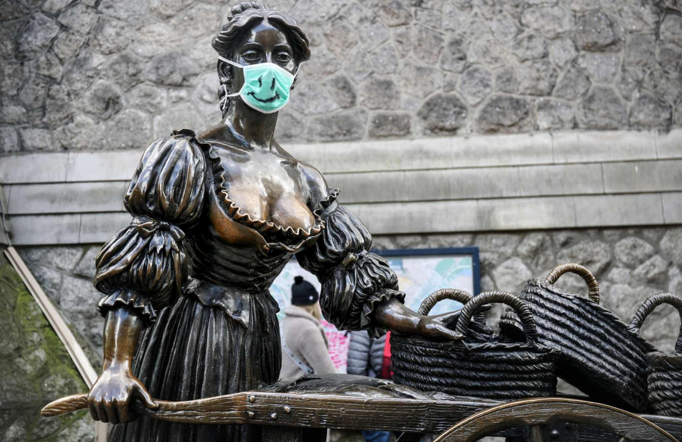 Vì sao loạt bức tượng khắp thế giới cũng đeo khẩu trang? ảnh 19