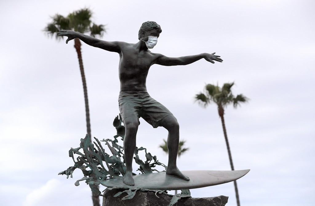 Vì sao loạt bức tượng khắp thế giới cũng đeo khẩu trang? ảnh 4