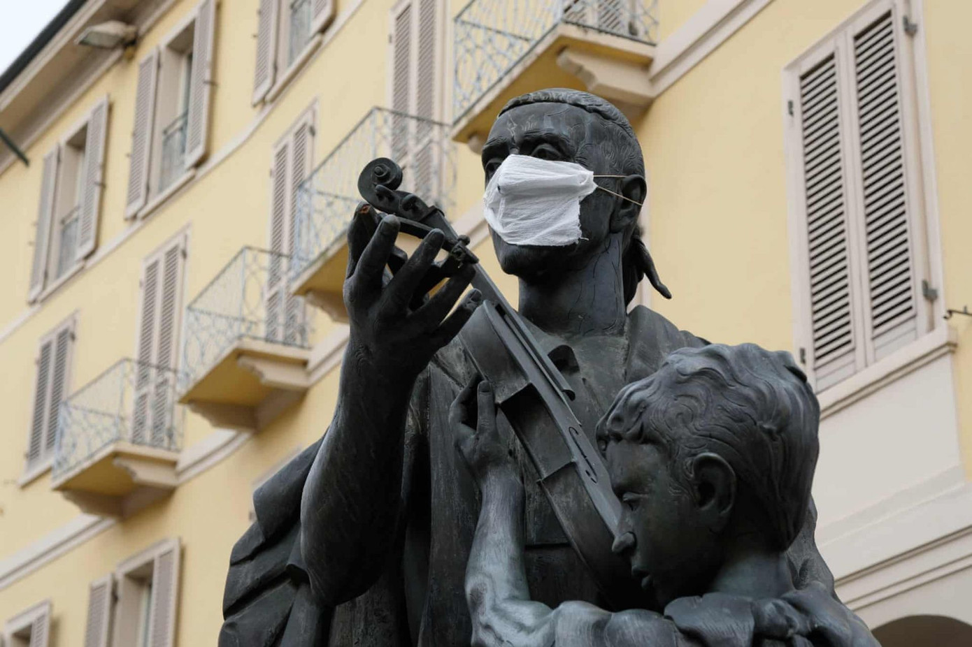 Vì sao loạt bức tượng khắp thế giới cũng đeo khẩu trang? ảnh 18
