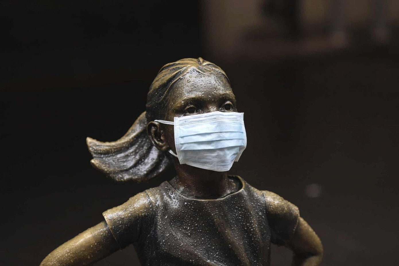 Vì sao loạt bức tượng khắp thế giới cũng đeo khẩu trang? ảnh 1