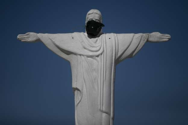 Vì sao loạt bức tượng khắp thế giới cũng đeo khẩu trang? ảnh 26