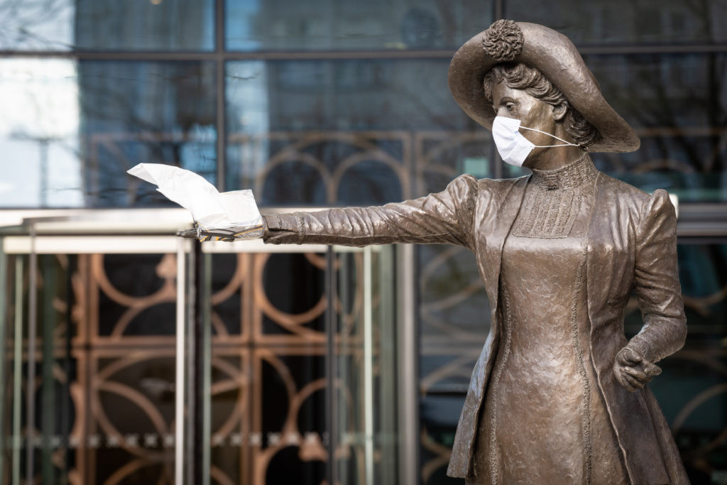 Vì sao loạt bức tượng khắp thế giới cũng đeo khẩu trang? ảnh 14