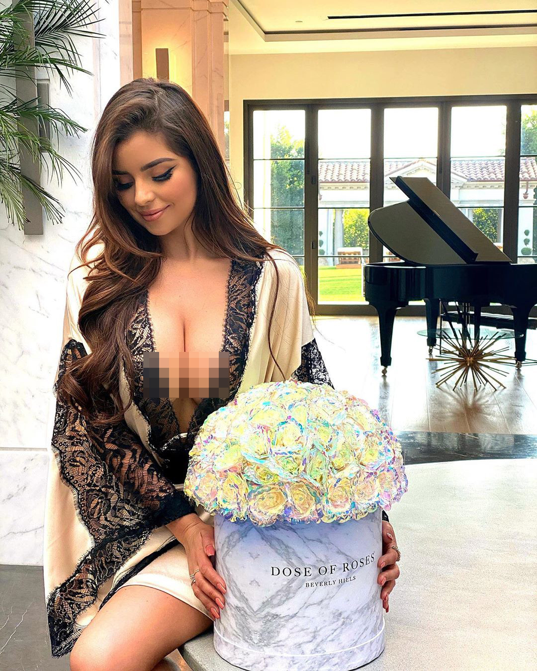 Demi Rose mặc váy lưới ‘có như không’, phô vòng ba căng đét ảnh 4