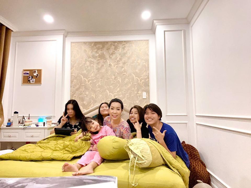 Sao Việt cách ly ngày 4: Kim Lý mặc váy Hồ Ngọc Hà, Châu Bùi khoe ảnh nội y ảnh 8