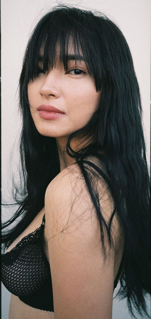 Sao Việt cách ly ngày 4: Kim Lý mặc váy Hồ Ngọc Hà, Châu Bùi khoe ảnh nội y ảnh 4