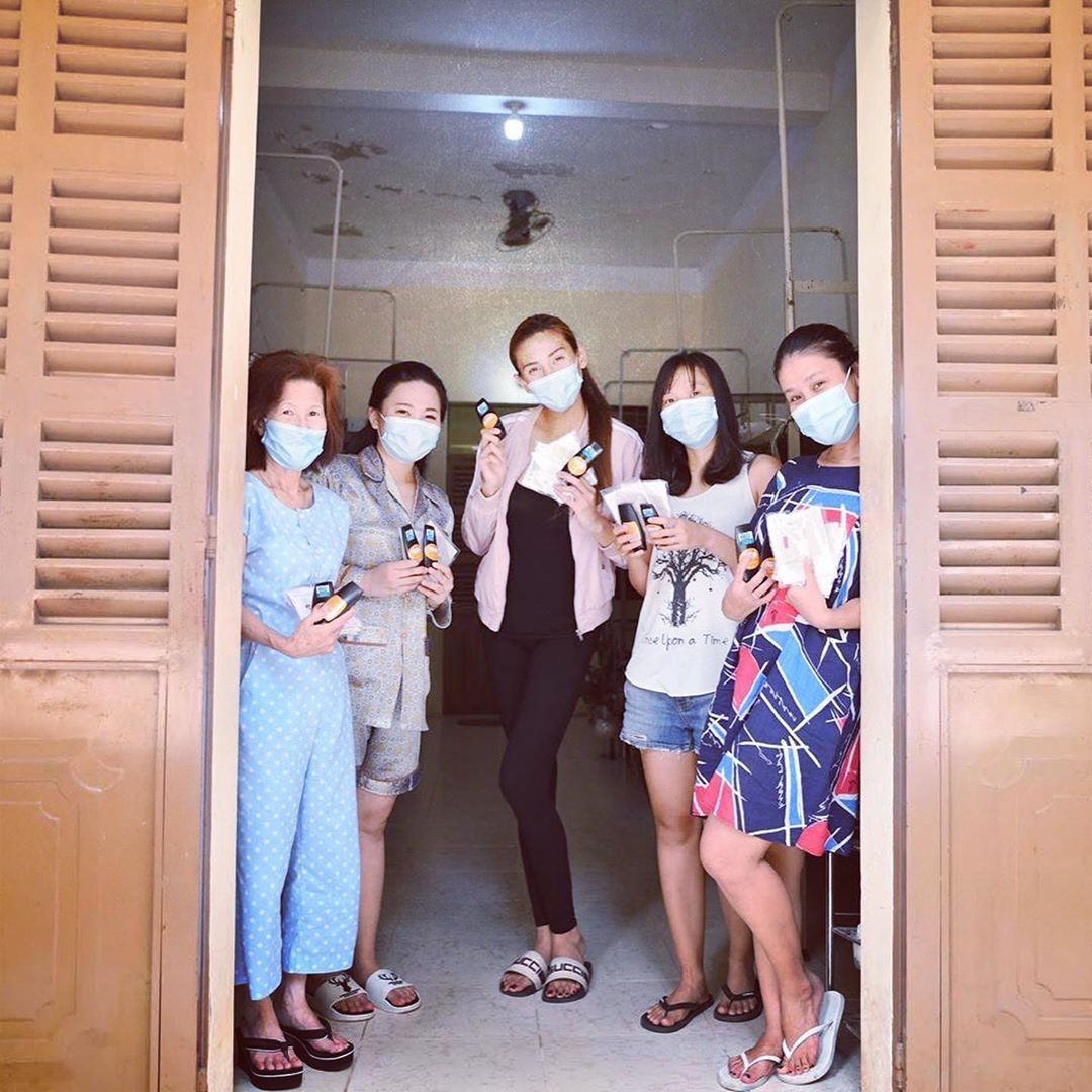 Sao Việt cách ly ngày 4: Kim Lý mặc váy Hồ Ngọc Hà, Châu Bùi khoe ảnh nội y ảnh 1