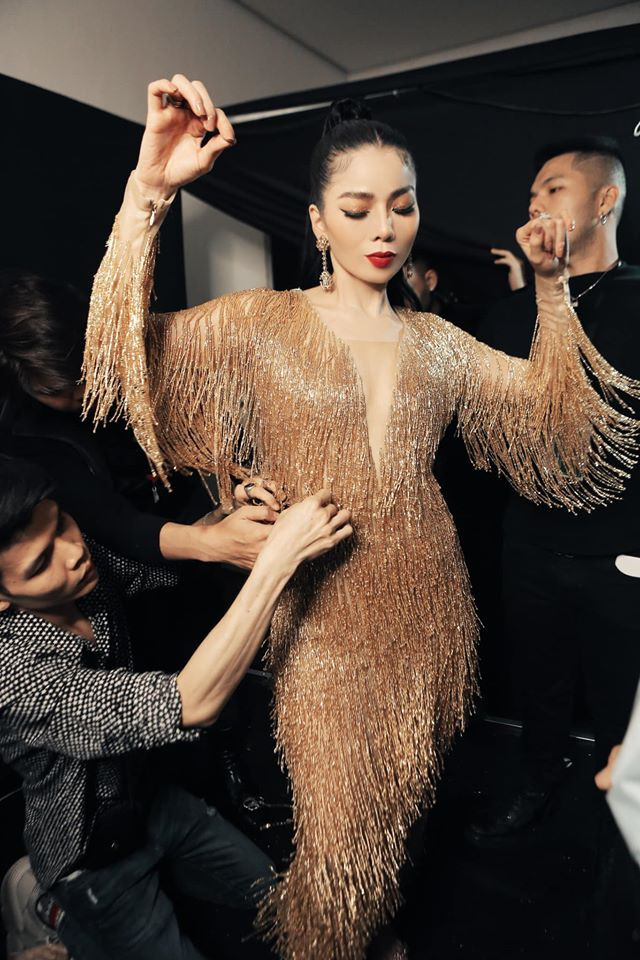 Sao Việt cách ly ngày 4: Kim Lý mặc váy Hồ Ngọc Hà, Châu Bùi khoe ảnh nội y ảnh 6