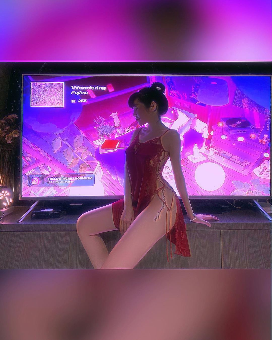 Sao Việt cách ly ngày 4: Kim Lý mặc váy Hồ Ngọc Hà, Châu Bùi khoe ảnh nội y ảnh 2