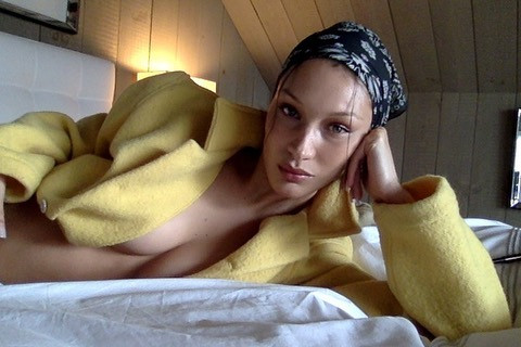 Bella Hadid phanh áo khoe ngực trần, ở nhà tránh dịch vẫn rất nóng bỏng ảnh 6