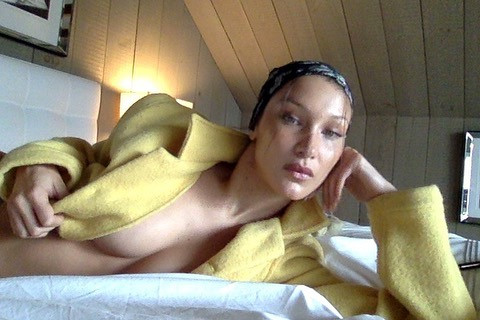 Bella Hadid phanh áo khoe ngực trần, ở nhà tránh dịch vẫn rất nóng bỏng ảnh 5