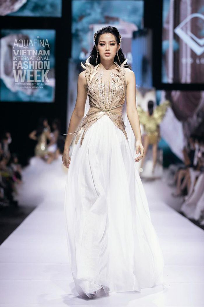 Top 3 HHVN 2020: Đỗ Thị Hà miệt mài từ thiện, Phương Anh – Ngọc Thảo chuẩn bị ‘chinh chiến’ quốc tế ảnh 7