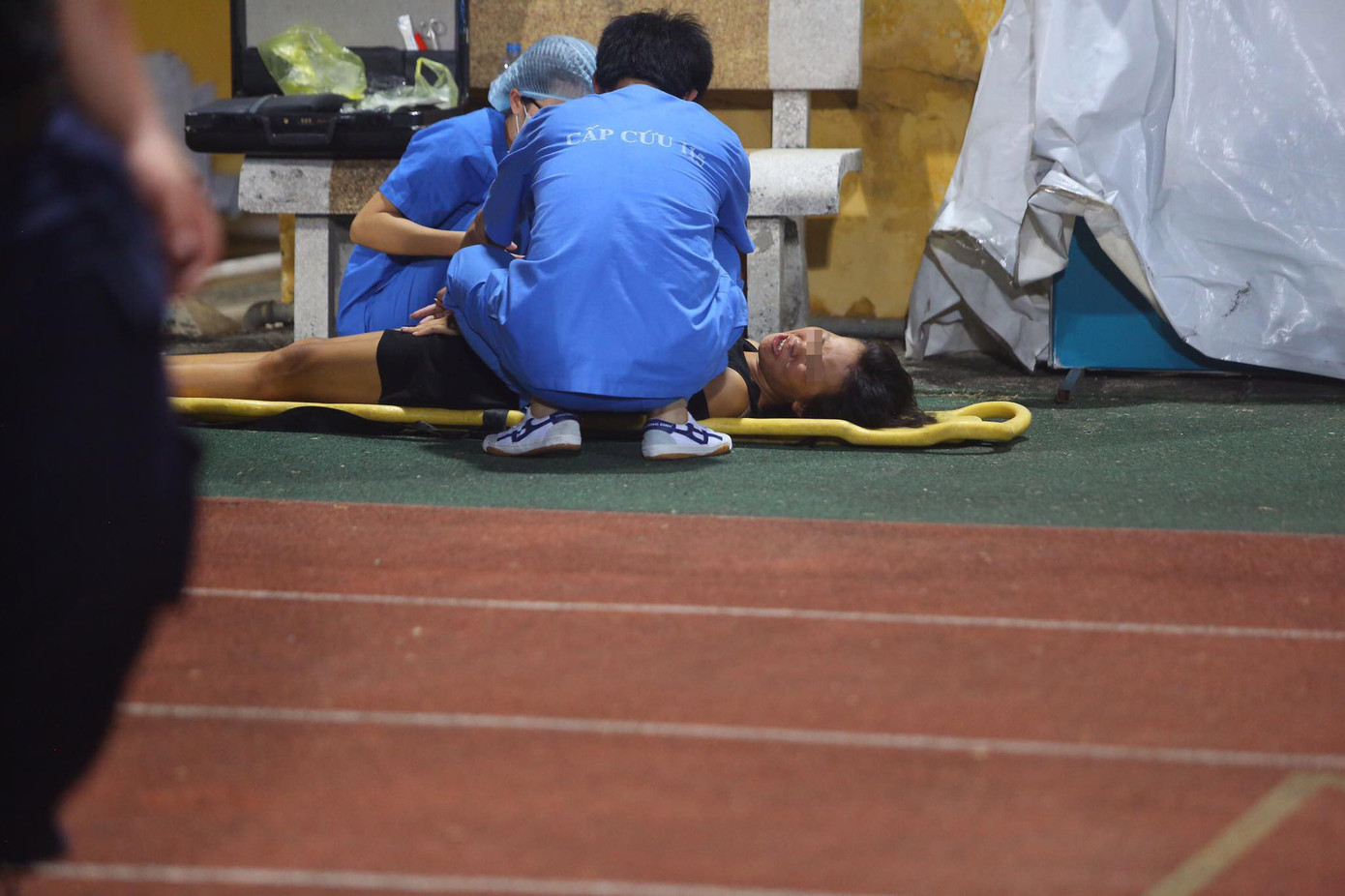 Nữ cổ động viên ngạt thở, phải cấp cứu khi xem Hà Nội FC đấu Sài Gòn ảnh 3