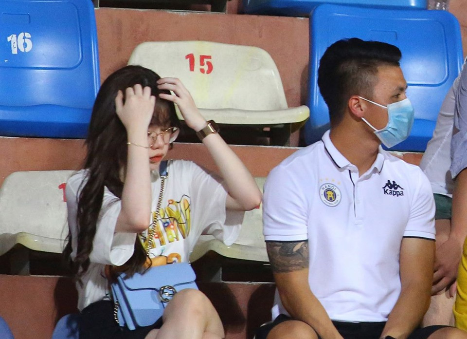 Quang Hải ngồi khán đài cùng bạn gái, nhìn Hà Nội thua trận thứ 2 ở Hàng Đẫy ảnh 15