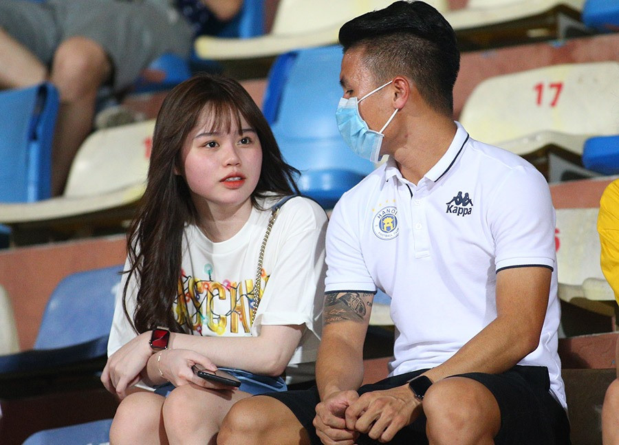 Quang Hải, Huỳnh Anh thuê vệ sĩ riêng khi cổ vũ Hà Nội FC đấu Sài Gòn ảnh 3