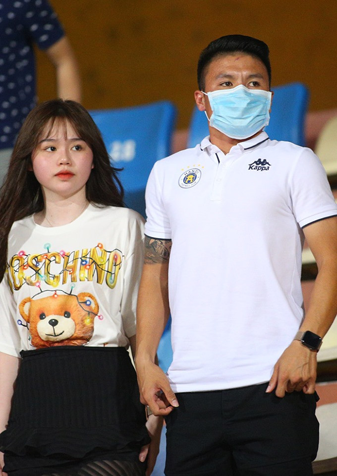 Quang Hải, Huỳnh Anh thuê vệ sĩ riêng khi cổ vũ Hà Nội FC đấu Sài Gòn ảnh 1