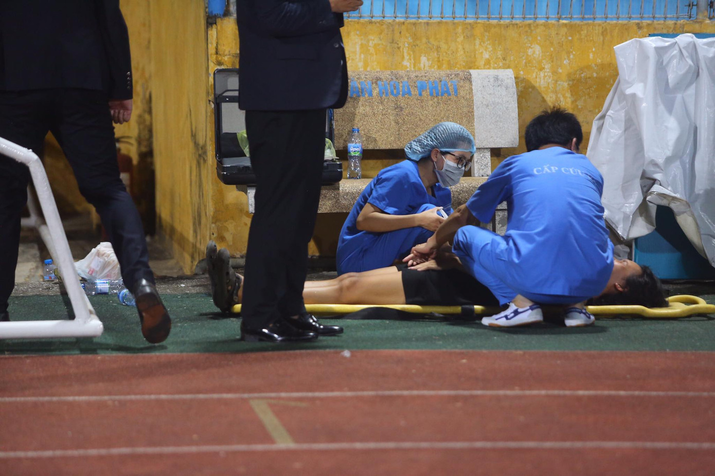 Nữ cổ động viên ngạt thở, phải cấp cứu khi xem Hà Nội FC đấu Sài Gòn ảnh 2