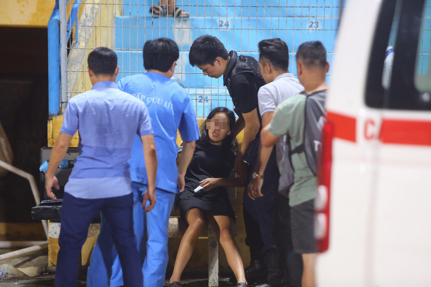 Nữ cổ động viên ngạt thở, phải cấp cứu khi xem Hà Nội FC đấu Sài Gòn ảnh 1