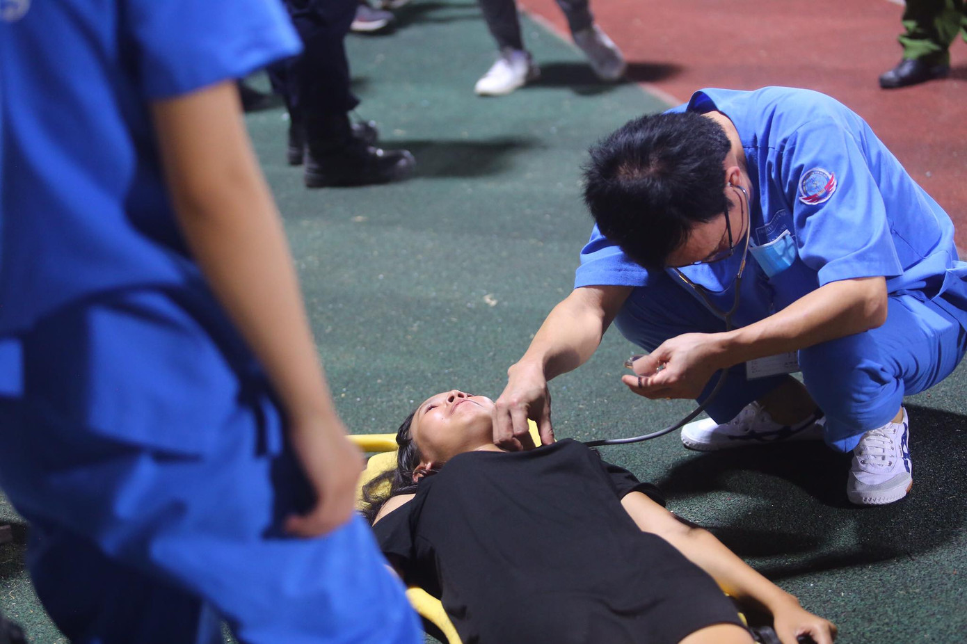 Nữ cổ động viên ngạt thở, phải cấp cứu khi xem Hà Nội FC đấu Sài Gòn ảnh 5