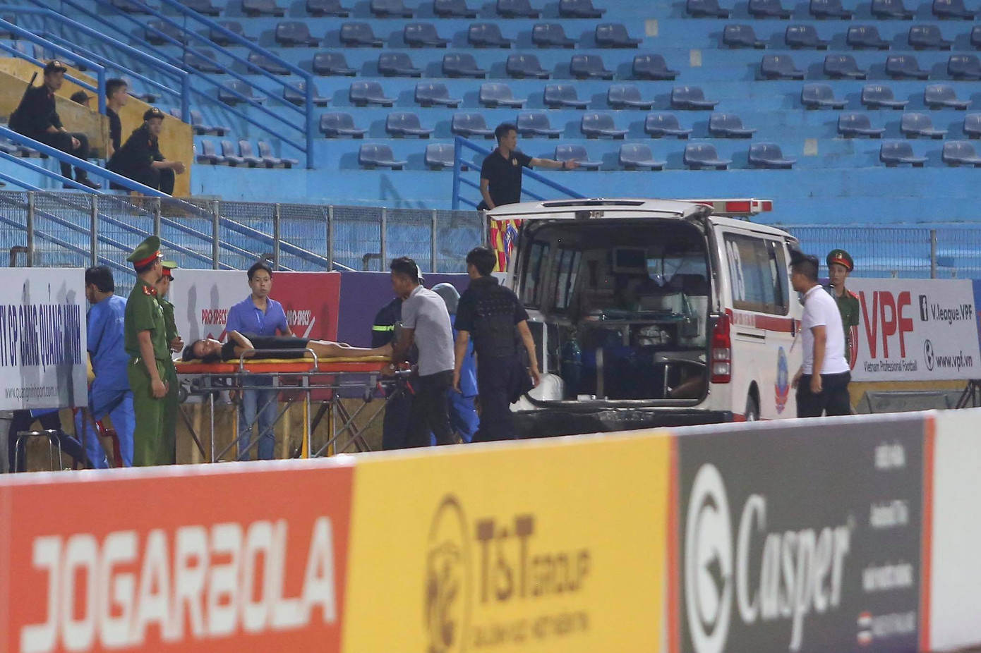 Nữ cổ động viên ngạt thở, phải cấp cứu khi xem Hà Nội FC đấu Sài Gòn ảnh 6