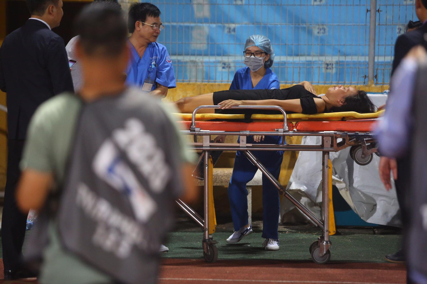 Nữ cổ động viên ngạt thở, phải cấp cứu khi xem Hà Nội FC đấu Sài Gòn ảnh 8