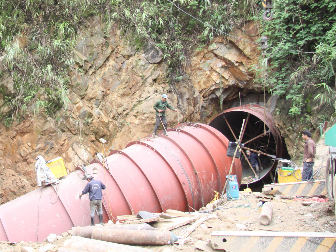Thủy điện nhỏ và vừa ở Lai Châu: 'Loạn' dự án sai phép, xâm hại rừng ảnh 1