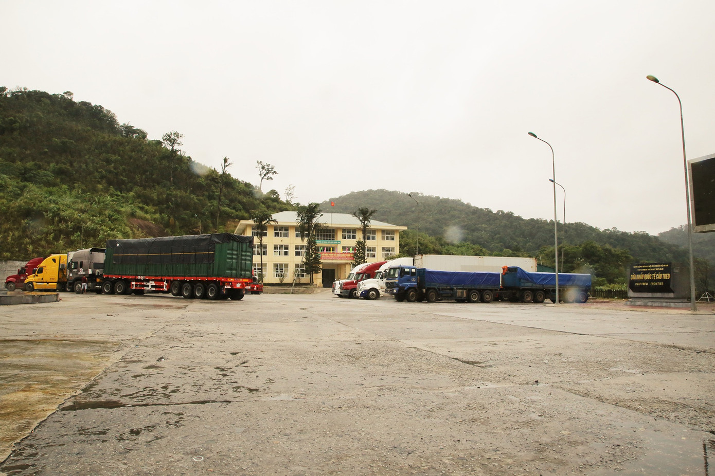 Buôn lậu mùa áp Tết: Siết nội địa, cửa khẩu đìu hiu ảnh 1