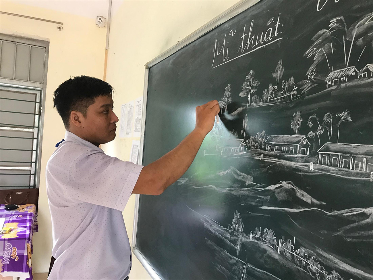 Những&nbsp;bức tranh phấn trắng của thầy Hùng ảnh 2