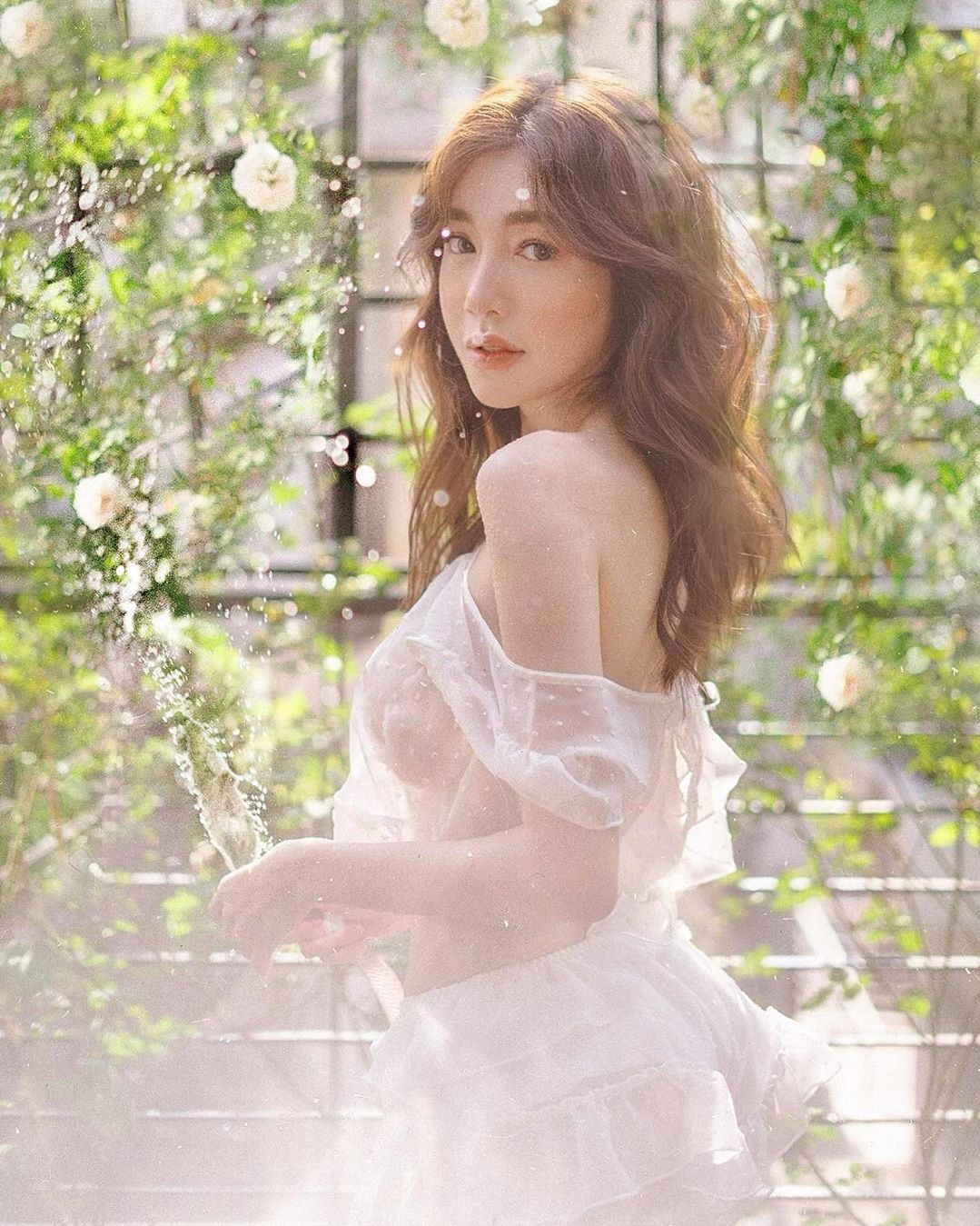 Elly Trần tung ảnh mặc áo xuyên thấu, lộ vòng một ‘không nội y’ ảnh 1