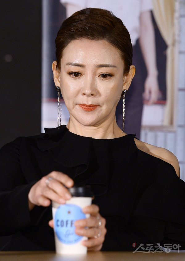 ‘Tình đầu quốc dân’ Hàn Quốc: Ba lần ly hôn, bị ép khoả thân năm 14 tuổi ảnh 4