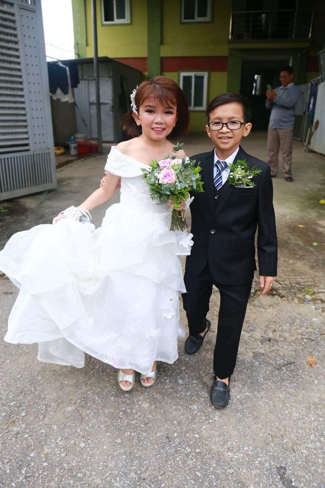 Chuyện tình 'cọc đi tìm trâu' và cái kết như mơ của cặp đôi 'tí hon' ảnh 2