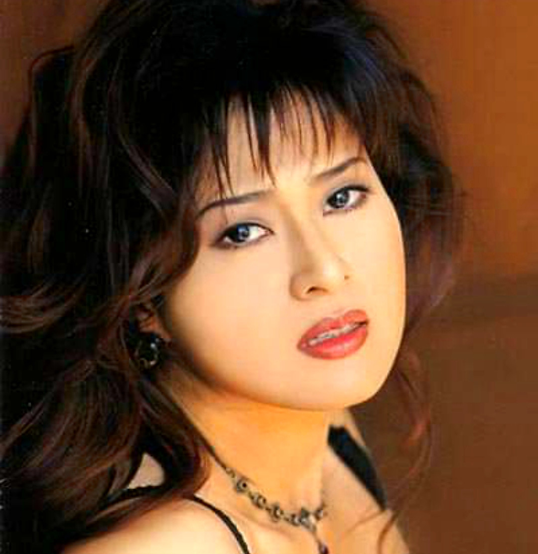 Ai là người đi đầu trong việc lăng xê mốt 'thả rông' ở showbiz Việt? ảnh 4