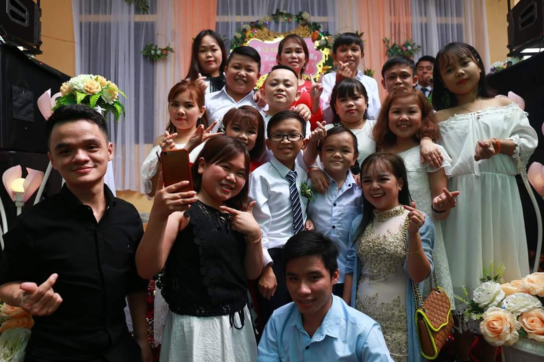 Chuyện tình 'cọc đi tìm trâu' và cái kết như mơ của cặp đôi 'tí hon' ảnh 4