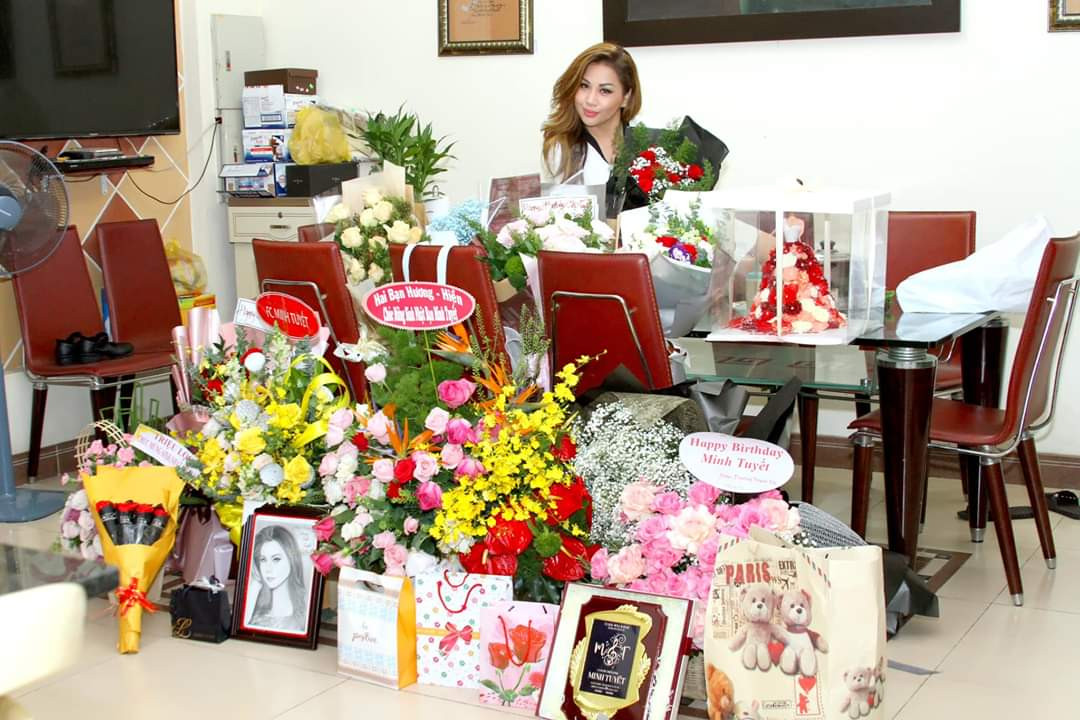 Nhiều hoa và quà từ người hâm mộ mừng tuổi mới của Minh Tuyết Minh Tuyết chiều cao khiêm tốn nhưng 'ngốn' ánh nhìn bởi đường cong 'nghẹt thở' ảnh 8