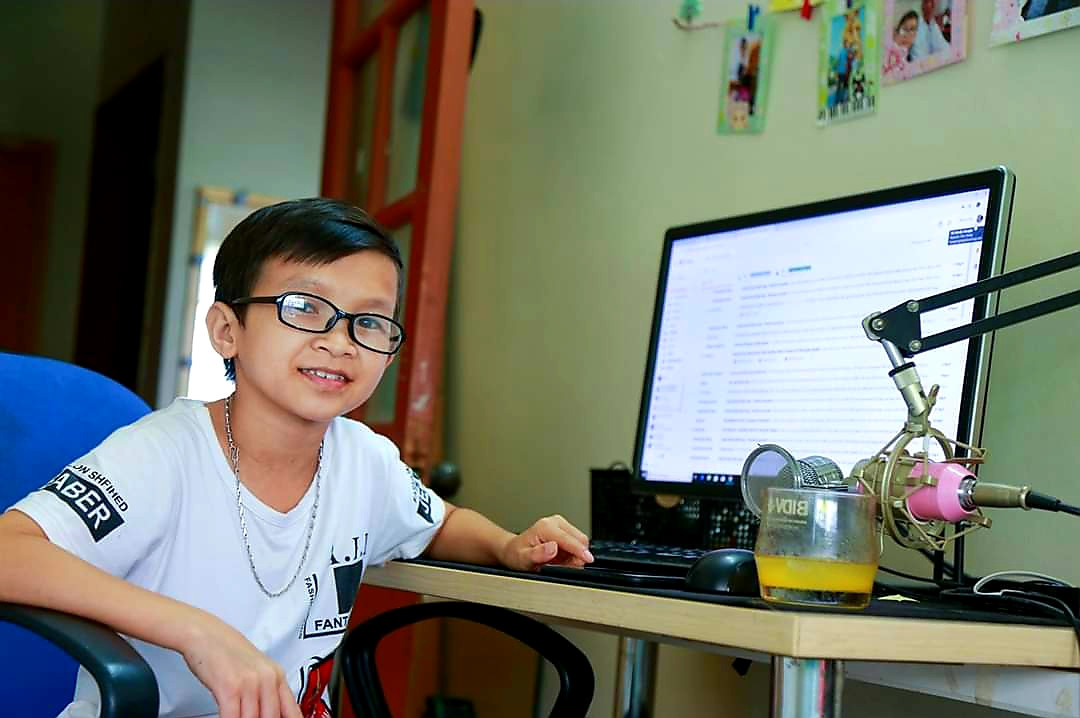 Chuyện tình 'cọc đi tìm trâu' và cái kết như mơ của cặp đôi 'tí hon' ảnh 1