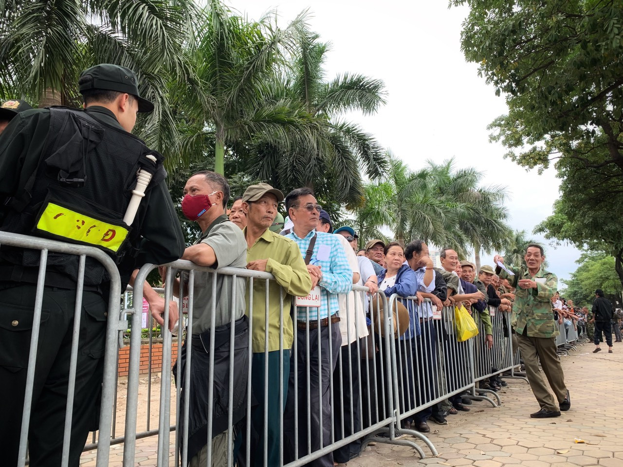 Hàng trăm thương binh xếp hàng mua vé cổ vũ trận Việt Nam - UAE ảnh 3