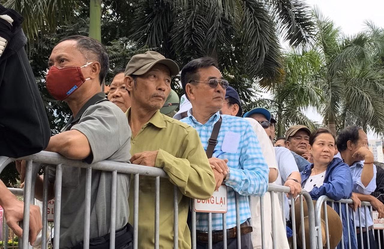 Hàng trăm thương binh xếp hàng mua vé cổ vũ trận Việt Nam - UAE ảnh 4