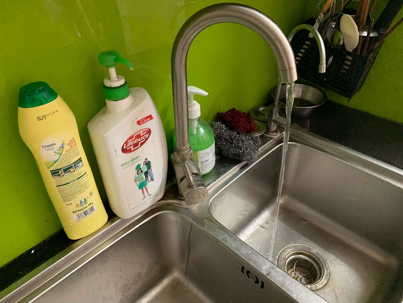 Cuộc sống đảo lộn của người Hà Nội trong những ngày khan hiếm nước sạch ảnh 1