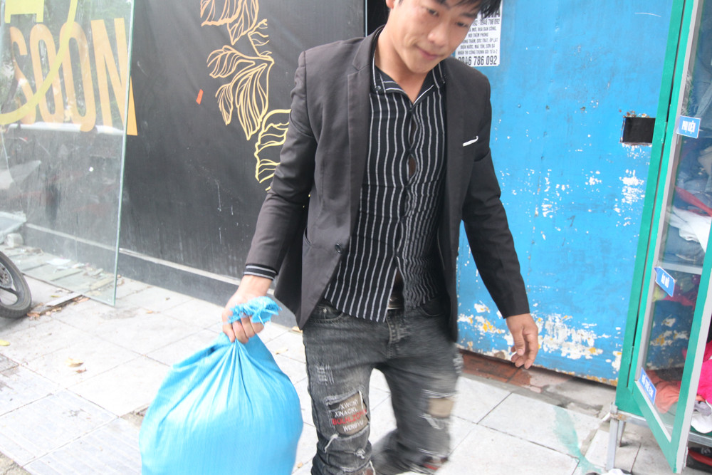 Mang bao tải đi nhận quần áo 0 đồng trong ngày Hà Nội giá rét ảnh 3